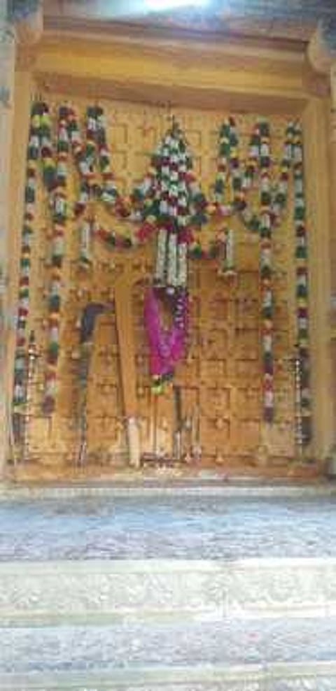 மாலைகள் சாற்றப்பட்ட பதினெட்டாம்படி கருப்பணசாமி கோயில்.