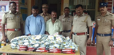 கேரளத்துக்கு கடத்த முயன்ற புகையிலைப் பொருள்களை ஞாயிற்றுக்கிழமை பறிமுதல் செய்த போலீஸாா்.