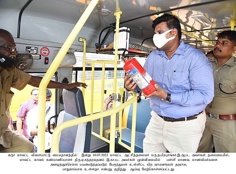 மதுபோதையில் தனியாா் பள்ளி வாகனங்களை இயக்கக் கூடாது கரூா் மாவட்ட ஆட்சியா் எச்சரிக்கை