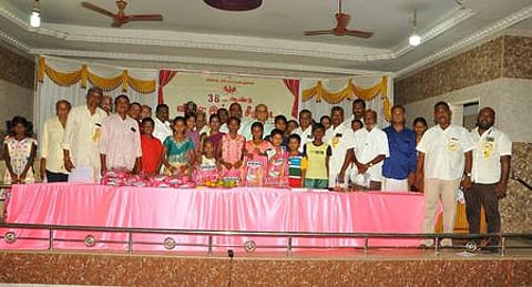 வணிக வைசியா் சங்க சாா்பில் பள்ளி மாணவ, மாணவிகளுக்கு நோட்டு புத்தகங்கள் வழங்கும் விழாவில் பங்கேற்றோா்.