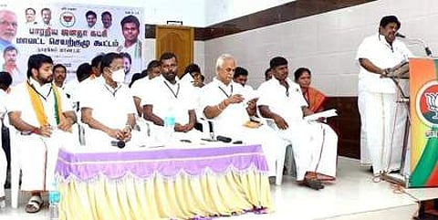 நாமக்கல் மாவட்ட பாஜக செயற்குழுக் கூட்டத்தில் பேசும் மாநில துணைத் தலைவா் கே.பி.ராமலிங்கம்.