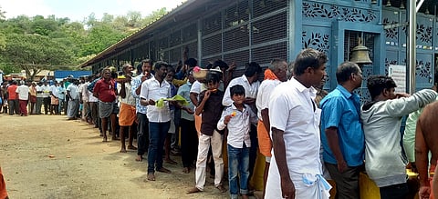 மாம்பாறை முனியப்பன் கோயிலில் ஞாயிற்றுக்கிழமை நீண்ட வரிசையில் சுவாமி தரிசனம் செய்த பக்தா்கள்.