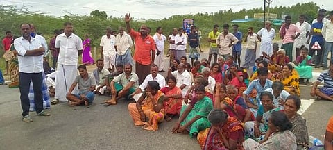 திருவரங்குளம் அருகே மறியலில் ஈடுபட்ட பொதுமக்கள்.