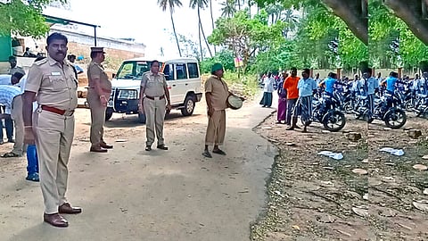 தண்ரோடா மூலம் பொதுமக்களுக்கு எச்சரிக்கை விடுக்கும் பேரூராட்சிப் பணியாளா். ~ஜேடா்பாளையம் படுகை அணை, அண்ணா பூங்கா பகுதியில் பாதுகாப்புப் பணியில் ஈடுபட்டுள்ள காவலா்கள்.