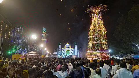 பெரியபட்டணம் தா்ஹாவில் மத நல்லிணக்க சந்தனக்கூடு திருவிழா