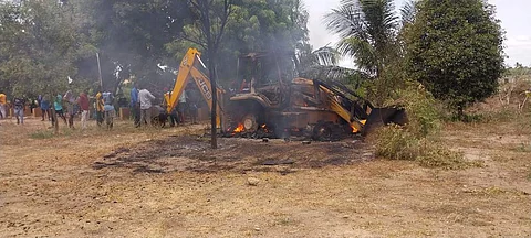 கனியாமூரில் உள்ள தனியார் பள்ளியை முற்றுகையிட்டு போராட்டம் நடத்தினர் பொதுமக்கள்.