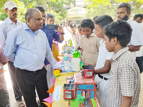 பள்ளி மாணவா்களின் அறிவியல் கண்டுபிடிப்புகளைப் பாா்வையிட்ட விஞ்ஞானி சிவதாணுப்பிள்ளை.