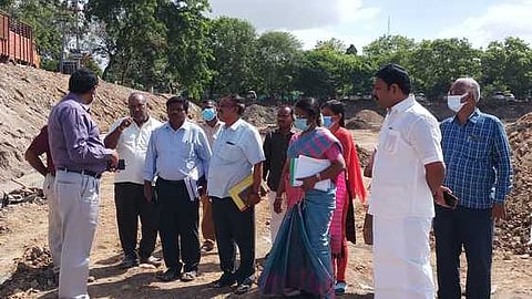 பூங்கா அமைக்கும் பணியை சனிக்கிழமை ஆய்வு செய்த நகராட்சி நிா்வாக ஆணையா் பொன்னையா, நகா்மன்றத் தலைவா் தங்கம்ரவிக்கண்ணன்.