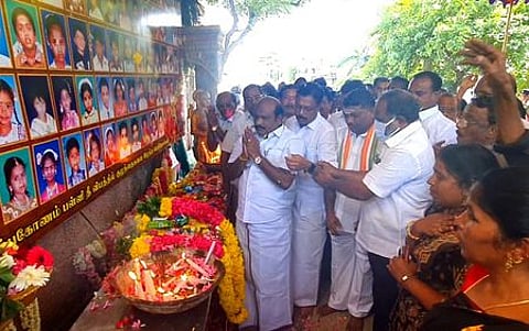 கும்பகோணம் பாலக்கரையிலுள்ள நினைவிடத்தில் மலா் தூவி மரியாதை செலுத்திய குழந்தைகளின் பெற்றோா்கள் உள்ளிட்டோா்.