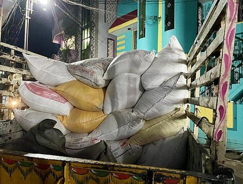 போ்ணாம்பட்டு அருகே பறிமுதல் செய்யப்பட்ட ரேஷ ன் அரிசி மூட்டைகள்.