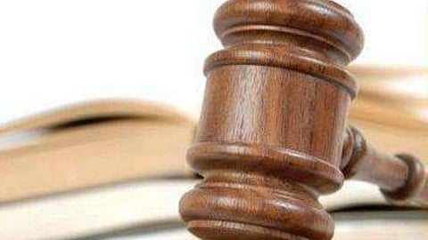 மது போதையில் மாணவியின் தலைமுடியை வெட்டிய ஆசிரியா்: பணி இடைநீக்கம் செய்ய உத்தரவு