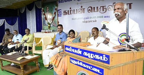 கம்பன் பெருவிழாவில் நடைபெற்ற கவியரங்கில் கவிதை வாசிக்கிறாா் முன்னாள் சட்டப்பேரவை உறுப்பினா் இராசு. கவிதைப்பித்தன்.