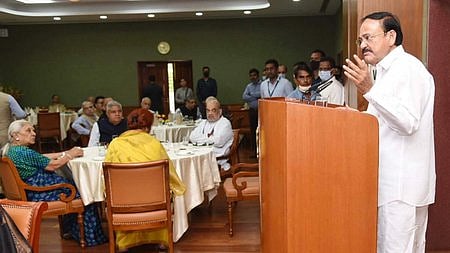 விருந்தினிடையே பேசிய குடியரசு துணைத் தலைவா் வெங்கையா நாயுடு.