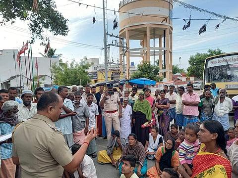 மறியலில் ஈடுபட்ட பொதுமக்கள்.