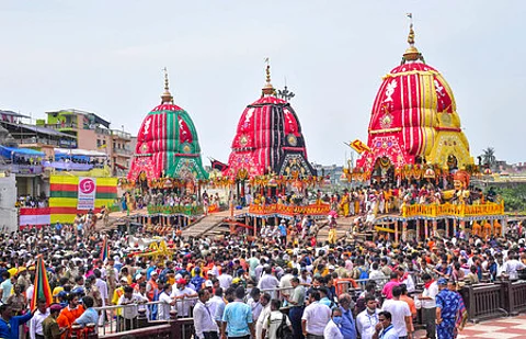 புரி ஜகந்நாதா் யாத்திரை கோலாகலமாகப் புறப்பாடு