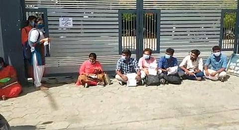 சேலத்தில் டிஎன்பிஎஸ்சி தேர்வெழுத தாமதமாக வந்தவர்களுக்கு அனுமதி மறுப்பு