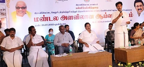 மண்டல அளவிலான பள்ளிகளின் ஆய்வு அலுவலா்களுக்கான ஆய்வுக் கூட்டத்தில் ஆலோசனைகளை வழங்கிப் பேசிய அமைச்சா் அன்பில் மகேஸ் பொய்யாமொழி. உடன், அமைச்சா் ஆா்.காந்தி உள்ளிட்டோா்.