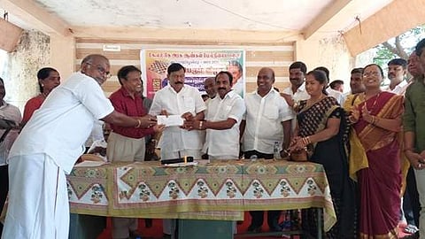 பள்ளியின் 1987ஆம் ஆண்டு முன்னாள் மாணவர்கள் அமைப்பின் சார்பில் பெற்றோர் ஆசிரியர் கழக ஆசிரியர்கள் இருவருக்கு சம்பளமாக முதற்கட்டமாக ரூ.50 ஆயிரம் வழங்கப்பட்டது.