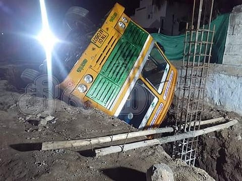கட்டட அடித்தளக் குழிக்குள் கவிழ்ந்து விபத்துக்குள்ளான லாரி