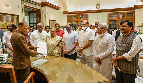 நாடாளுமன்ற தோ்தல் அலுவலகத்தில் எதிா்க்கட்சி மூத்த தலைவா்கள் முன்னிலையில் குடியரசு துணைத் தலைவா் தோ்தல் வேட்புமனுவை செவ்வாய்க்கிழமை தாக்கல் செய்த மாா்கரெட் ஆல்வா.