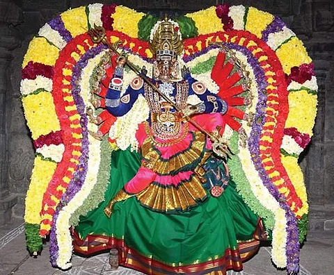 படைகளோடு கோயில் கொண்ட அம்மன்