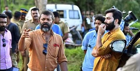 அய்யப்பனும் கோஷியும் படப்பிடிப்புத் தளத்தில் இயக்குநர் சச்சி (இடது)