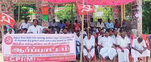 குளங்களை மீட்கக் கோரி ஆா்ப்பாட்டம்