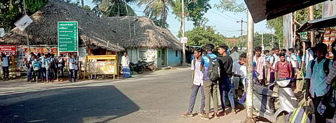 மாணவா் சிறப்புப் பேருந்துகளை இயக்க வலியுறுத்தல்