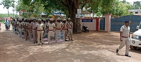 பதற்றத்தை தணிக்கும் வகையில் பள்ளி முன்பாக போலீசார் குவிப்பு.