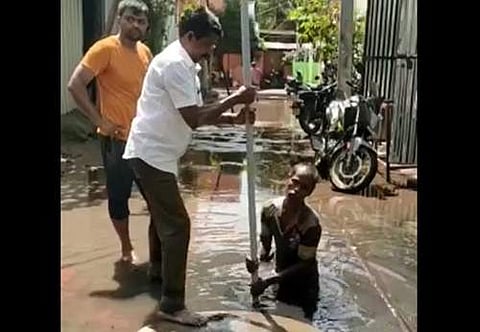 உரிய பாதுகாப்பின்றி தூய்மைப் பணி; மதுரை துணை மேயரின் முகநூல் பதிவால் சர்ச்சை