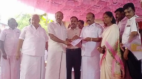 லாடனேந்தலில் ஆவின் விற்பனையகம் திறப்பு விழாவில் பால் உற்பத்தியாளர்களுக்கு ஊக்கத்தொகை மற்றும் வட்டி இல்லா கடன் வழங்கிய அமைச்சர் பெரியகருப்பன்.