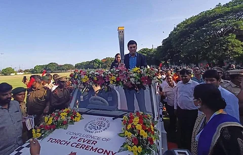 ஒலிம்பியாட் ஜோதியுடன் விஸ்வநாதன் ஆனந்த்
