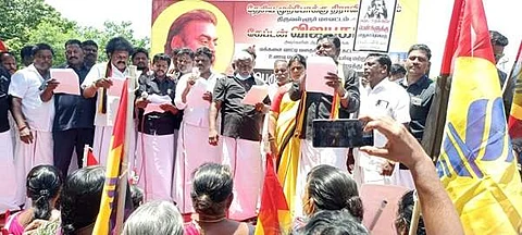 திருவள்ளூரில் மின் கட்டண உயர்வு உள்ளிட்ட பல்வேறு கோரிக்கைகளை வலியுறுத்தி ஆர்ப்பாட்டத்தில் ஈடுபட்ட தேமுதிகவினர்.