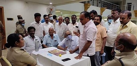 சீர்காழி நகருக்குள் வராமல் செல்லும் பேருந்துகள்: வர்த்தகர்கள் புகார்