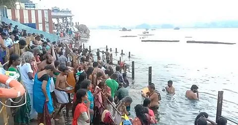 தடுப்புகள் கட்டப்பட்டுள்ள புனித நீராடும் பக்தா்கள்.