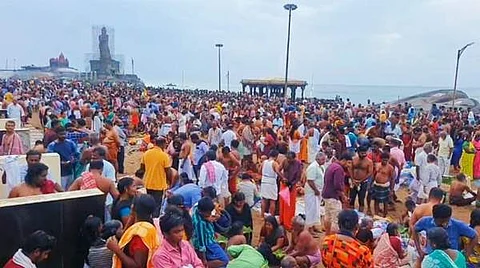 ஆடி அமாவாசையை முன்னிட்டு கன்னியாகுமரி முக்கடல் சங்கமத்தில் குவிந்த பக்தர்கள்.