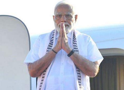 சதுரங்க கரை பதித்த வேட்டி, சட்டையில் பிரதமர் மோடி