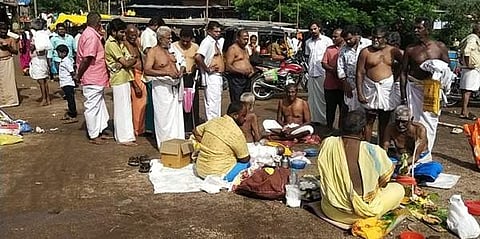 ஆடி அமாவாசையை முன்னிட்டு சுருளி அருவியில் நீராடிய பக்தர்கள்!