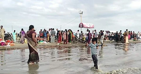 வேதாரண்யம் கடலில் நீராடல் செய்த மக்கள்