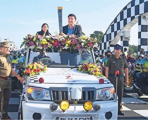 ஒலிம்பியாட் போட்டியையொட்டி பல மாநிலங்களைக் கடந்து சென்னைக்கு வந்த ஜோதியை ஏந்தியவாறு போட்டி நடைபெறும் நேரு உள்விளையாட்டு அரங்கம் நோக்கி எடுத்துச் சென்ற முன்னாள் உலக சாம்பியன் விஸ்வநாதன் ஆனந்த்.