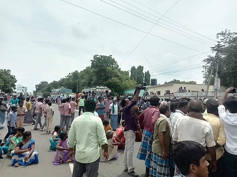 பெரம்பலூர் அரசு மருத்துவமனை எதிரே சாலை மறியலில் ஈடுபட்ட பொதுமக்கள்