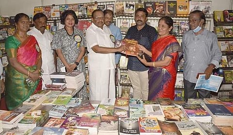 முதல் விற்பனையைத் தொடங்கி வைத்த மாநில சட்டத்துறை அமைச்சர் எஸ். ரகுபதி.