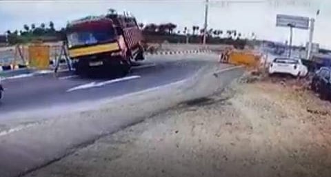 நெல்லை அருகே லாரி கவிழ்ந்து ஆசிரியை கணவர் பலி: பதைபதைக்கும் சிசிடிவி காட்சி