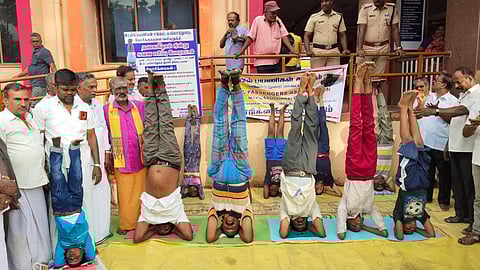 மயிலாடுதுறை ரயில் நிலையம் முன்பு கோரிக்கைகளை வலியுறுத்தி தலைகீழாக நின்று போராட்டம் நடைபெற்றது.