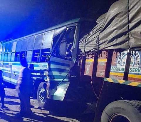 விபத்துக்குள்ளான அரசுப் பேருந்து.