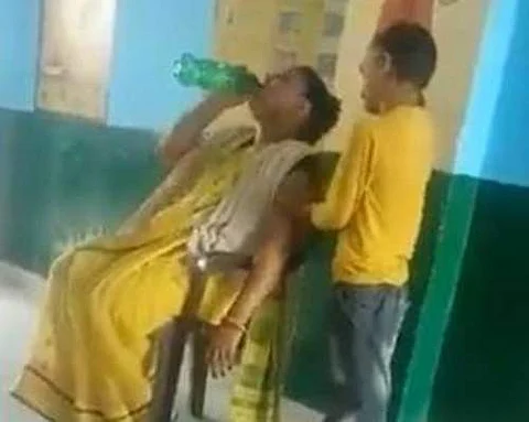 ஆசிரியைக்கு கை அமுக்கி மசாஜ் செய்யும் மாணவன்: வைரலாகும் அதிர்ச்சி விடியோ