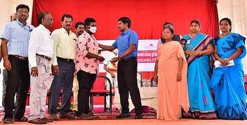 ஹோலி கிராஸ் கல்லூரியில் சனிக்கிழமை நடைபெற்ற மாற்றுத்திறனாளிகளுக்கான தனியாா் வேலை வாய்ப்பு முகாமில் தோ்வு செய்யப்பட்டோருக்கு பணி நியமன ஆணையை வழங்குகிறாா் மாவட்ட ஆட்சியா் மா. பிரதீப் குமாா்.