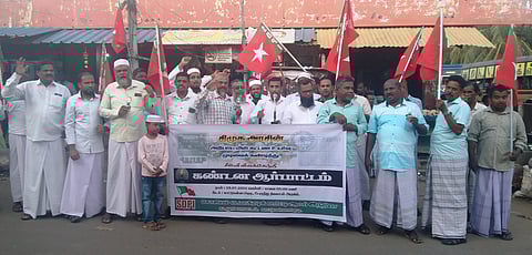 காட்டுமன்னாா்கோவிலில் ஆா்ப்பாட்டத்தில் ஈடுபட்ட எஸ்டிபிஐ கட்சியினா்.