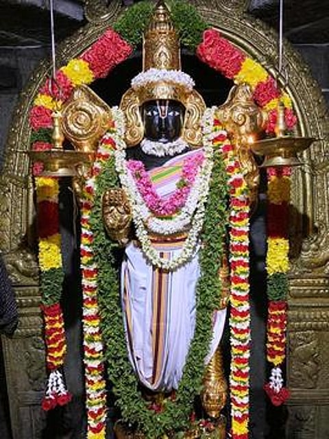 சிறப்பு அலங்காரத்தில் சூளகிரி வரதராஜ பெருமாள் மற்றும் மகாலட்சுமி தாயாா்.