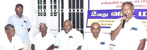 சங்ககிரியில் நடைபெற்ற கிராம ஊழியா் சங்க வட்டக்கிளை மாநாட்டில் பேசுகிறாா் மாநிலச் செயலா் பி.முருகேசன்.